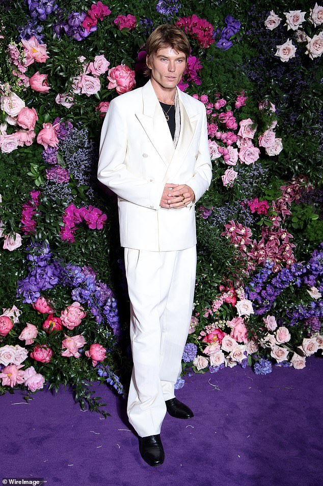 Jordan Barrett Routine Supermodel Jordan Barrett reveals his very slim determine at Naomi ...
